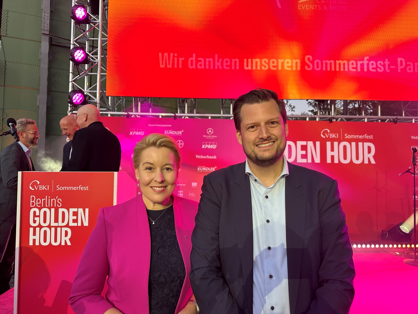 Wirtschaftssenatorin Franziska Giffey begrüßt die Ansiedlung von CEDES in Berlin und Daan Smans, President Business Development CEDES Group, beim VBKI-Sommerfest | Foto: BERLINboxx